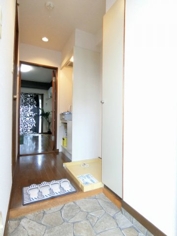 眺望　室内から玄関への景観です！右手にキッチン、左手にバスルームが