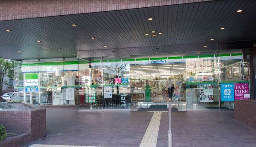 コンビニ　ファミリーマート（コンビニ）まで446m