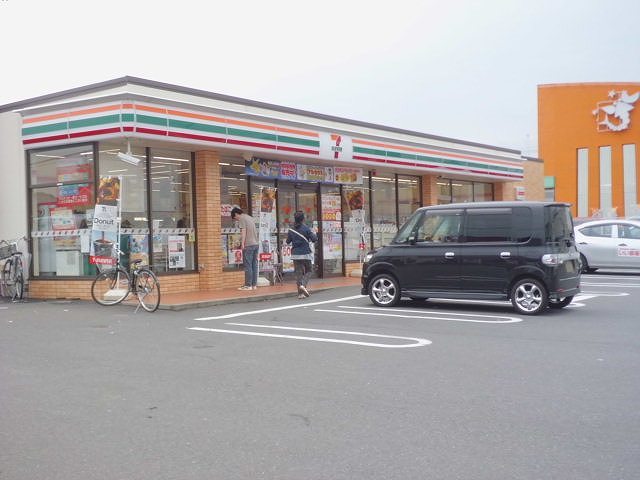 コンビニ　セブンイレブン（コンビニ）まで300m