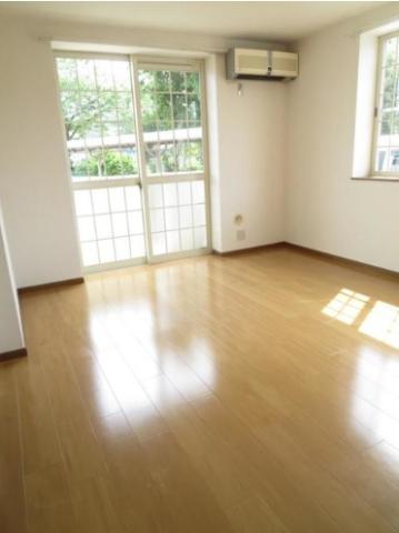 居室・リビング　※同タイプ部屋の写真です。