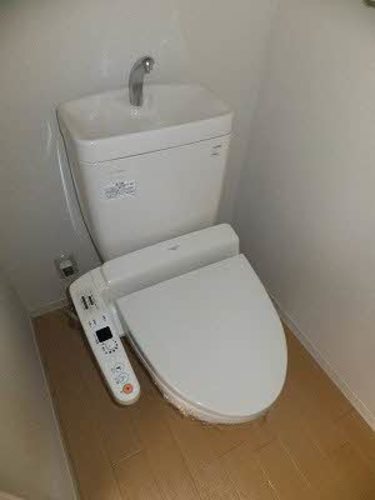 トイレ　落ち着いた色調のトイレです