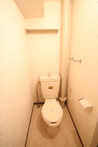 トイレ　※同建物ほかのお部屋の写真です。