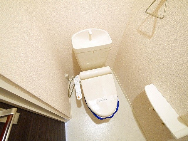 トイレ　落ち着いた色調のトイレです