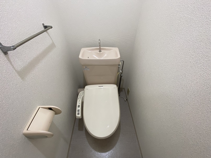 トイレ　窓があり換気の出来るトイレです