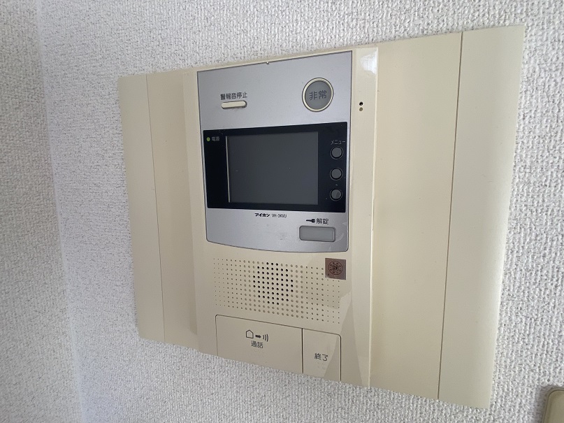 セキュリティ　来訪者と会話ができるTVモニターホン付きです