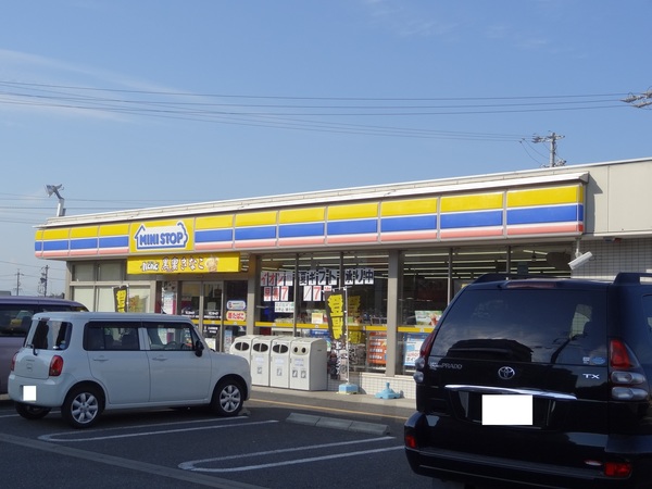 コンビニ　ミニストップ津県総合文化センター前店（コンビニ）まで728m