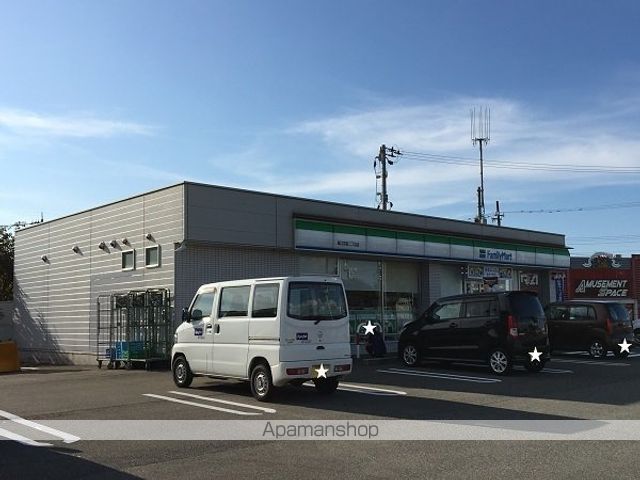 コンビニ　ファミリーマート（コンビニ）まで600m