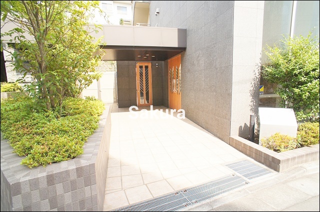 エントランス　重厚感のある建物デザイン♪