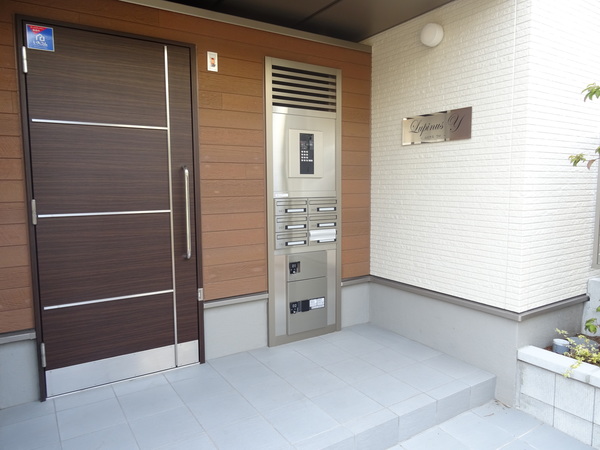 エントランス　落ち着いたエントランスです