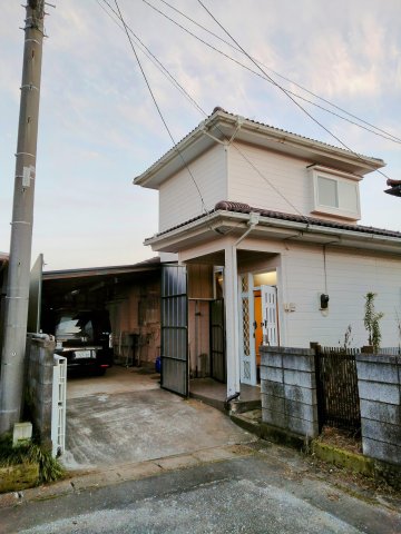 建物外観　前面私道は6mの幅があります