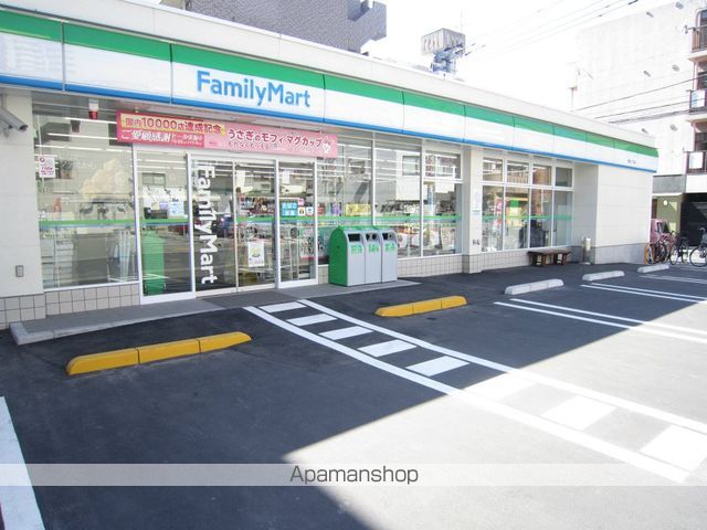 コンビニ　ファミリーマート（コンビニ）まで961m