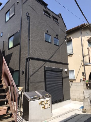 セキュリティ　３階建てのシンプルなデザインの建物です。