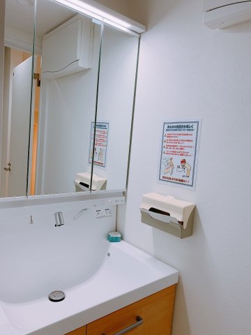 洗面設備　清潔感のある大きな独立洗面台は、朝の準備もはかどりますね。