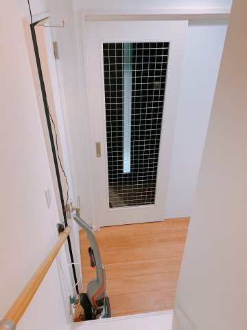 玄関　愛猫の脱走防止のために、２重の扉が設けてあるので、安心です。
