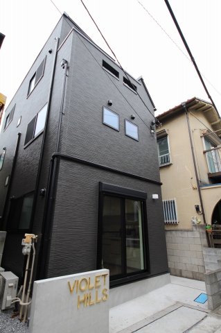 建物外観　３階建てのシンプルなデザインの建物です。