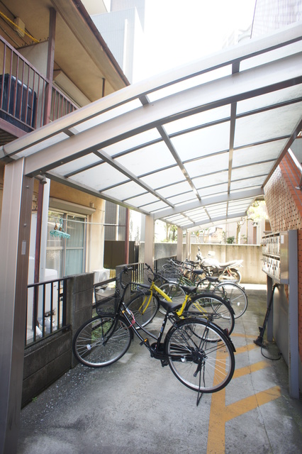 その他共有部分　雨の日でも安心して止められる屋根付の駐輪場です☆