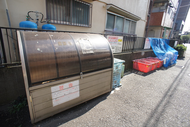 その他共有部分　蓋つきのゴミ置き場あります。衛生的ですね♪