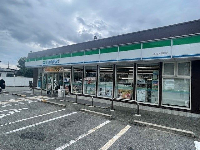コンビニ　ファミリーマート（コンビニ）まで650m