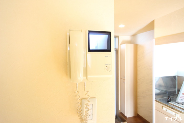 セキュリティ　同じ部屋タイプの別部屋の写真です。現況と異なる場合は現況を優