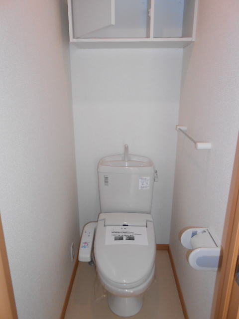トイレ　温水洗浄便座完備・小物収納庫有り