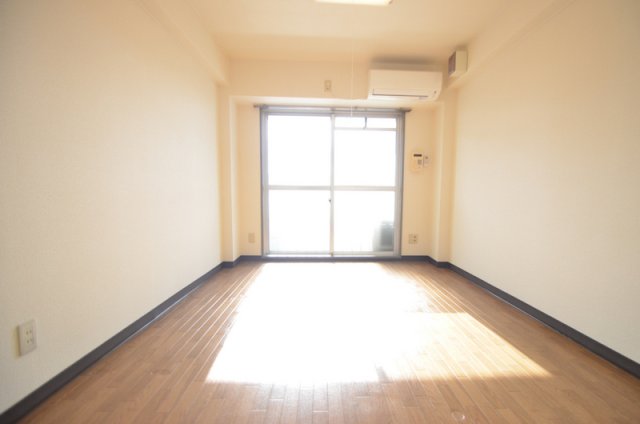 居室・リビング　暖かい日光で部屋の中でも心が穏やかに！