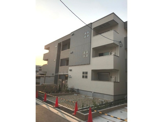 建物外観　オートロック、防犯カメラあり♪