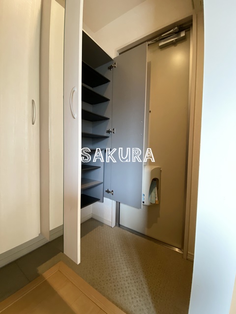 玄関　収納豊富なシューズボックスです♪