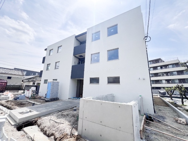 建物外観　駅から徒歩８分