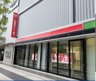 銀行　三菱UFJ銀行高槻支店（銀行）まで559m