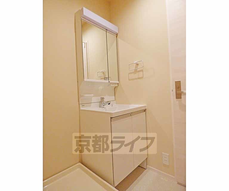 洗面設備　綺麗な洗面台です。