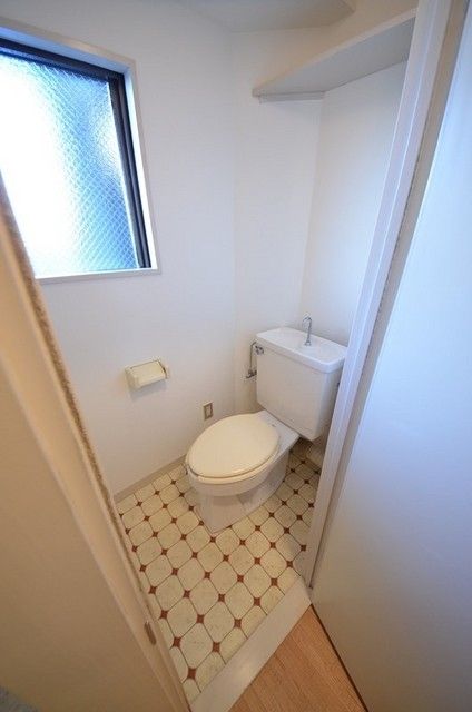 トイレ　トイレにも窓あり