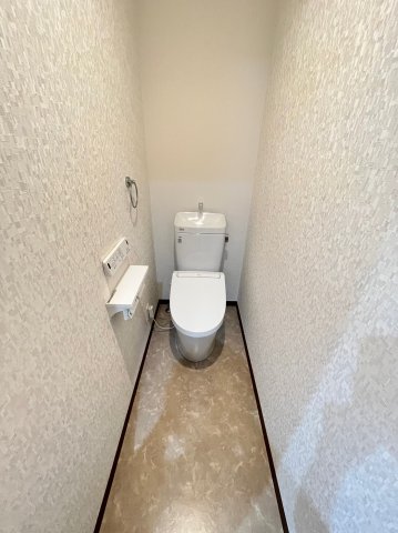 トイレ　同物件、別号室の参考写真です。