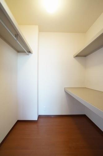 収納　北側の洋室に隣接する約3帖の広いWIC