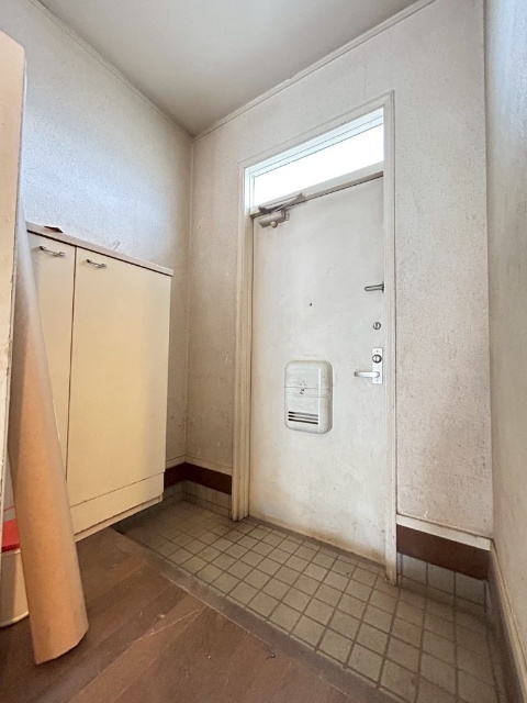 玄関　写真はリフォーム前になります。