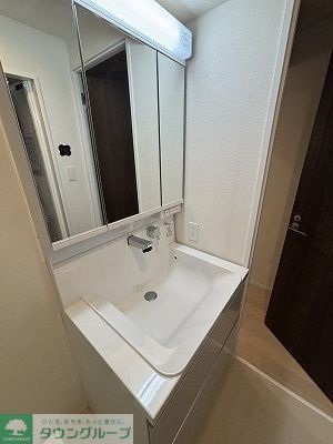 洗面設備　色合いが異なる場合がございます。