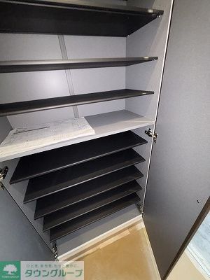 玄関　色合いが異なる場合がございます。