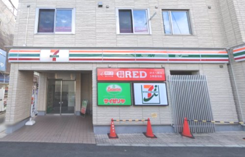 コンビニ　セブンイレブン 横浜京急生麦駅前店（コンビニ）まで158m