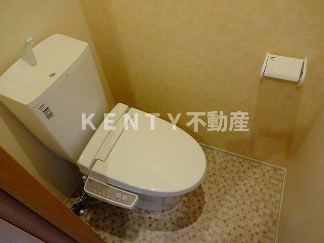 トイレ　落ち着いた色調のトイレです