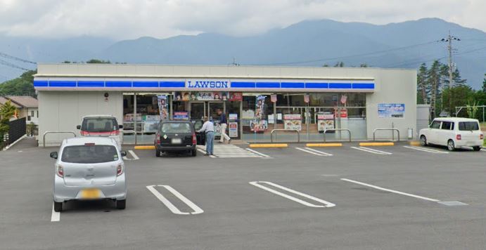 コンビニ　ローソン 小淵沢上笹尾店（コンビニ）まで922m