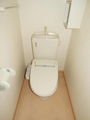 トイレ　落ち着いた色調のトイレです