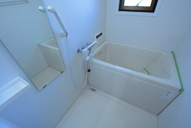 バス・シャワールーム　窓付きで換気しやすい浴室です！