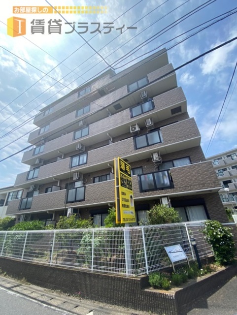 建物外観　高台の上に建つ、オートロック完備のマンションです。。