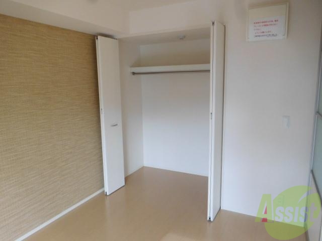収納　アクセントクロスもお洒落ですね