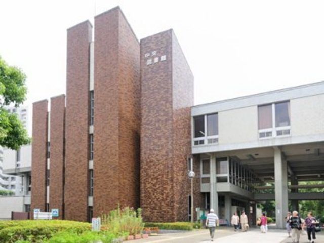図書館　平塚市中央図書館（図書館）まで717m