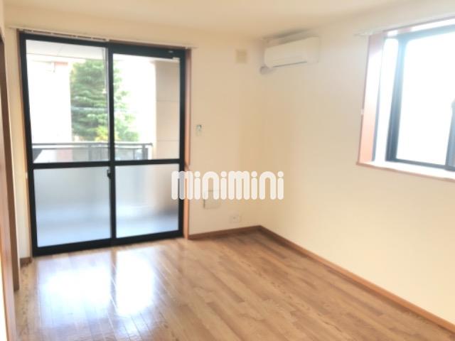 居室・リビング　角部屋なので窓付き