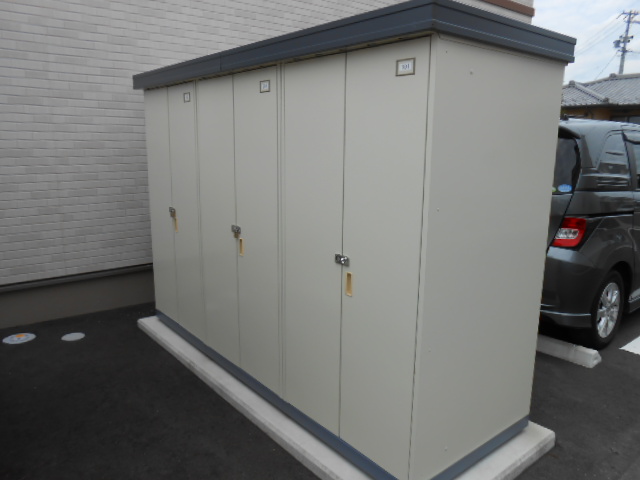 その他設備　各戸個別の屋外物置完備（冬用タイヤ等収納可能）