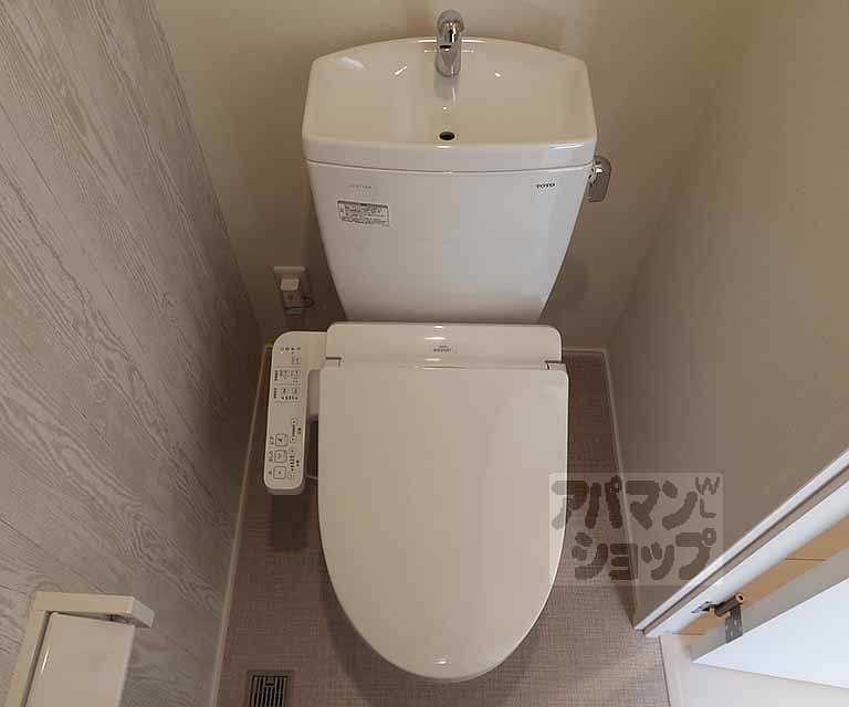 トイレ　１０２号室の室内写真です