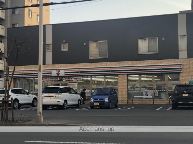 コンビニ　セブンイレブン（コンビニ）まで626m