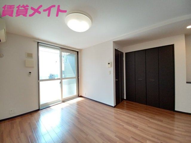 居室・リビング　同物件別部屋の写真
