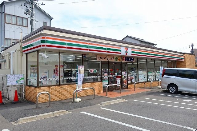 コンビニ　セブンイレブン（コンビニ）まで950m